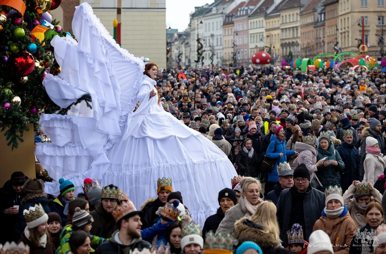 A figure dressed as an angel towers above crowds during the Three Kings Procession in Warsaw, Poland, on Tuesday, Jan. 6, 2025. Credit: Paweł Kula/Fundacja Orszak Trzech Króli