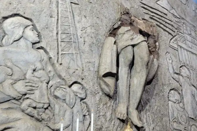 Partial view of the damage to the mural of the Risen Christ. | Credit: Santo Domingo de Guzm&aacute;n Parish in Managua.