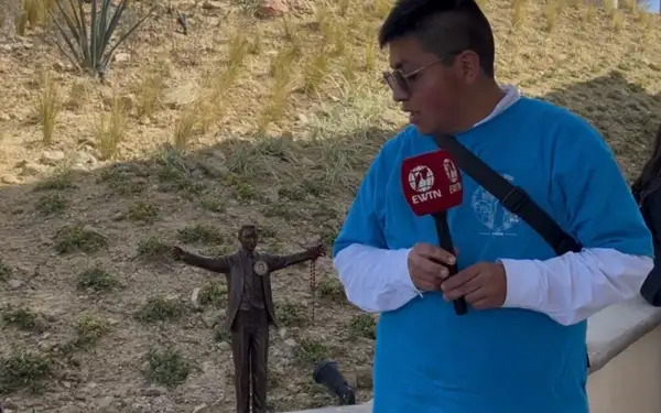 Luis David Zamora with a relic of Blessed Father Miguel Agust&iacute;n Pro. | Credit: EWTN News