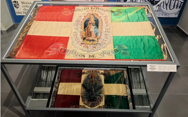 A flag used by Cristero forces is part of the exhibition “When Faith Challenged Power,” presented at the UPAEP Museum in Puebla. | Credit: David Ramos/EWTN News
